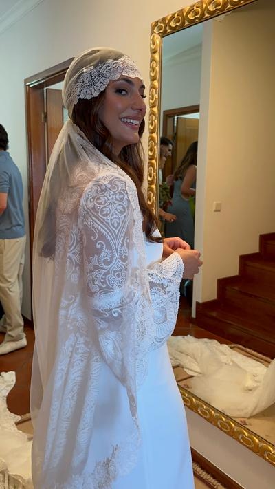 Trança de espinha com ondas soltas, na manhã do casamento