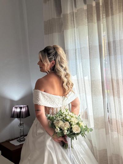 Rabo-de-cavalo ondulado, na manhã do casamento