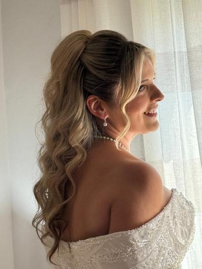 Rabo-de-cavalo ondulado, na manhã do casamento