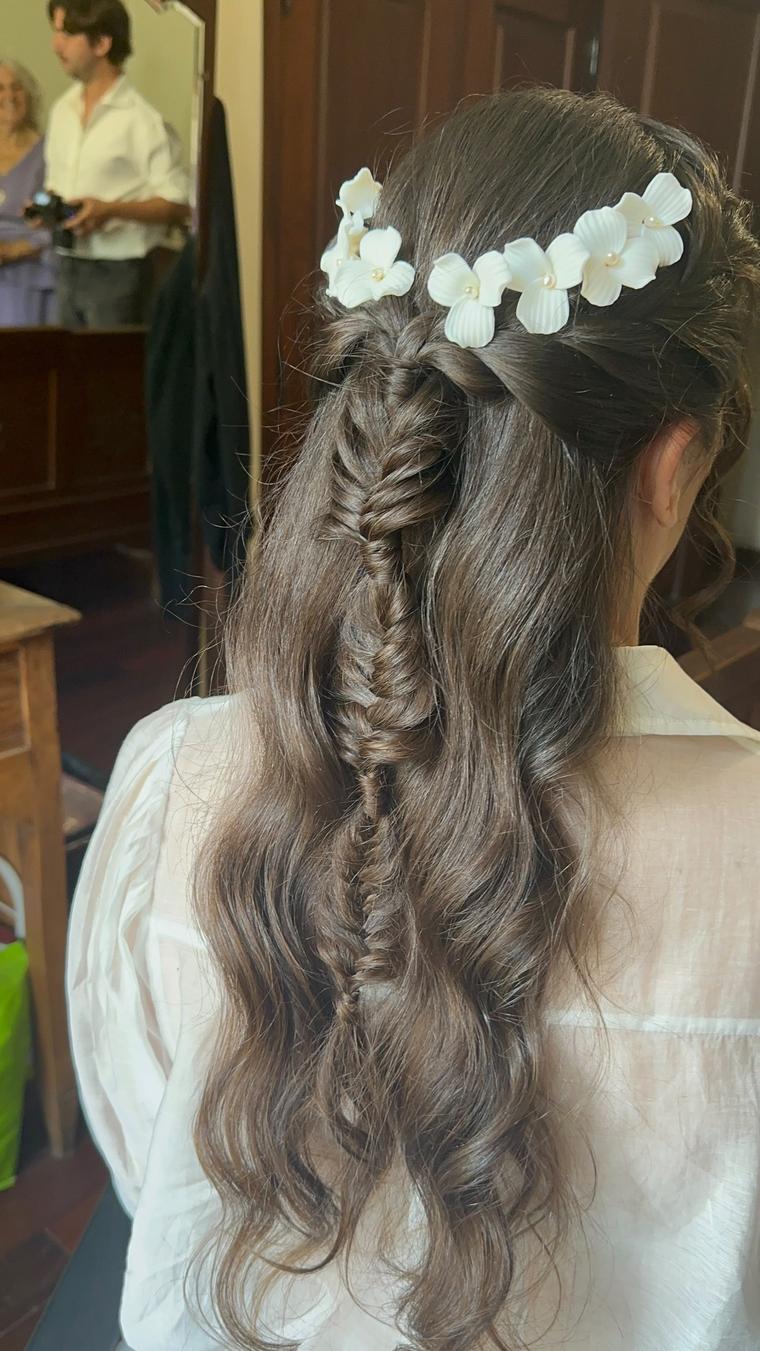 Trança de espinha com flores, penteado feito em casa da noiva