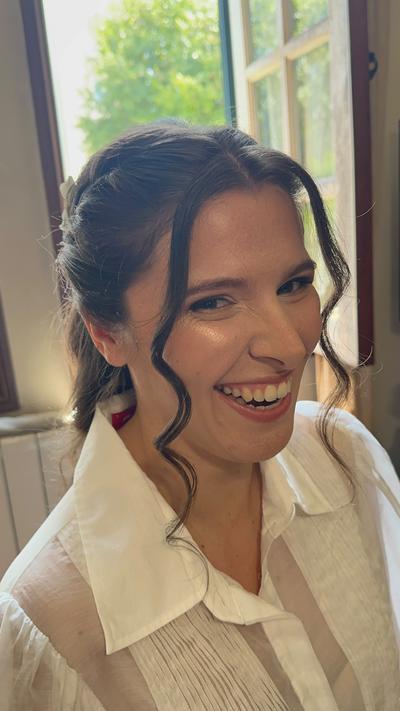 Trança de espinha com flores, penteado feito em casa da noiva