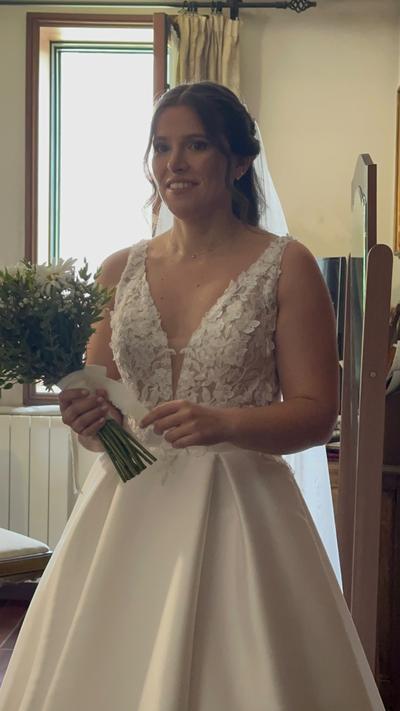 Trança de espinha com flores, penteado feito em casa da noiva