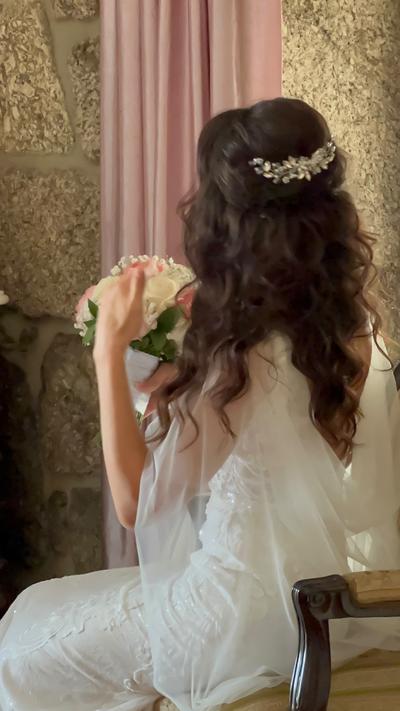 Meio-apanhado com tiara, na manhã do casamento