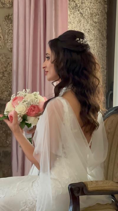 Meio-apanhado com tiara, na manhã do casamento