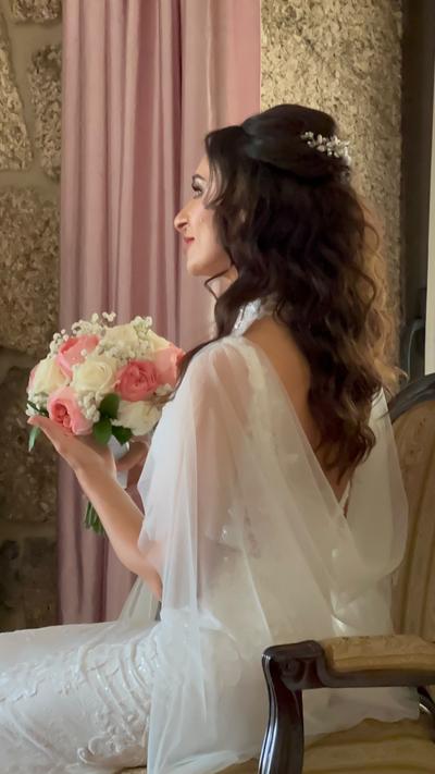 Meio-apanhado com tiara, na manhã do casamento