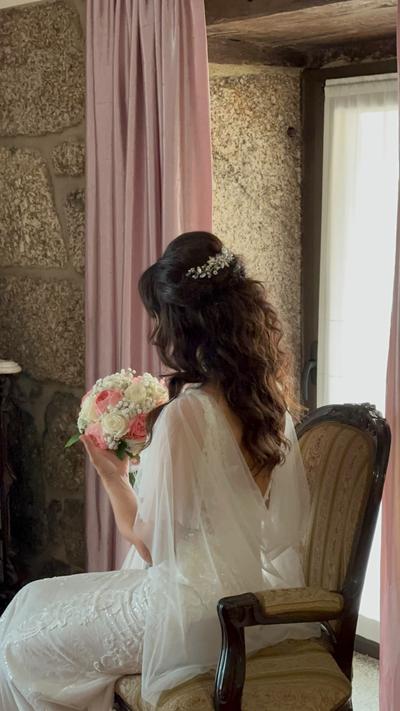 Meio-apanhado com tiara, na manhã do casamento
